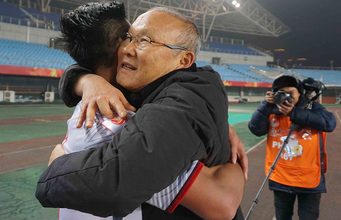 HLV Park Hang-seo nép sau khu kỹ thuật, vì quá căng thẳng cuối trận